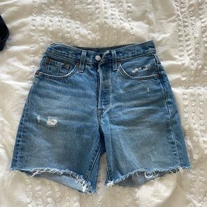 Levi’s 501 mid thigh shorts